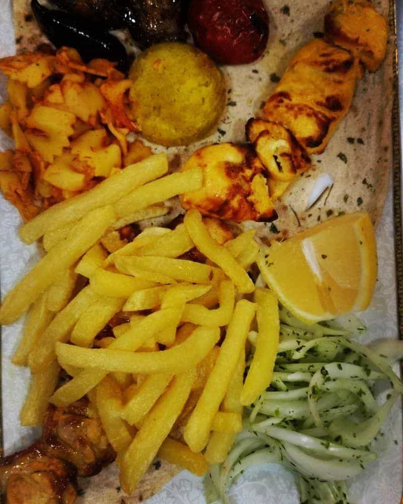 عکس داروخانه دکتر شیوا و شهرزاد پرخیده در باغ دریاچه اصفهان