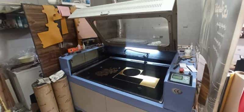 عکس تابلوسازی سان فایبر ( لیزر ؛ هک فلز ؛ برش شبرنگ ) در ملک شهر اصفهان