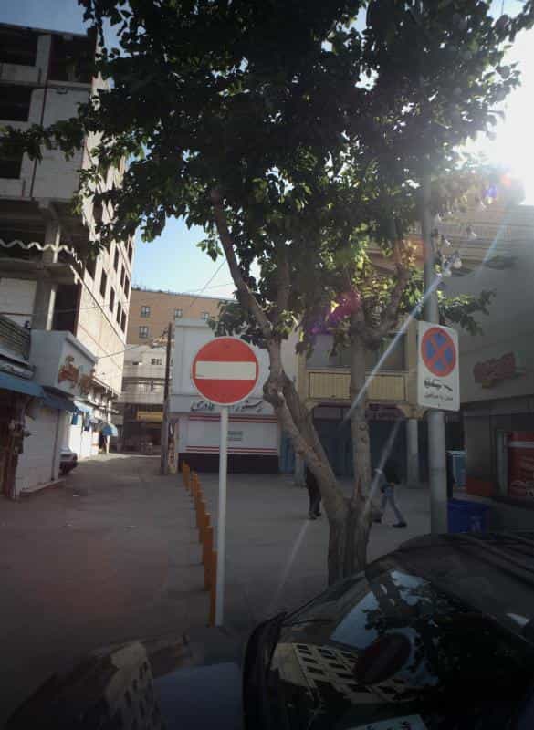 عکس آبمیوه و بستنی فروشی در پایین خیابان مشهد