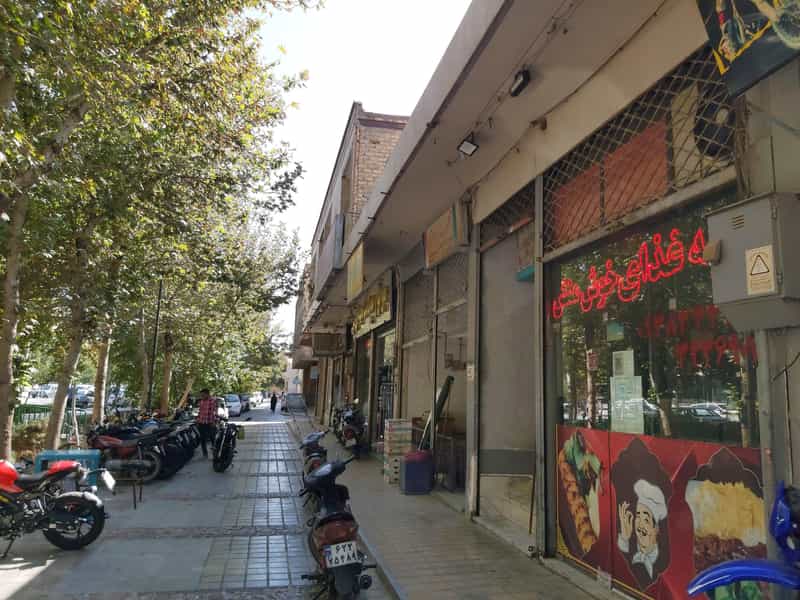 عکس تهیه غذای خوش منش در نازبند اصفهان