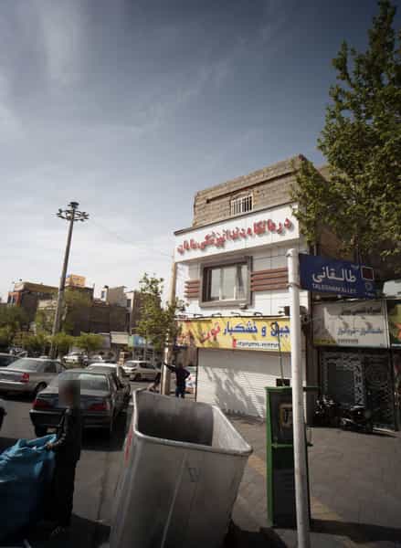 عکس تعمیرات تخصصی موبایل آراز در خاک سفید تهران
