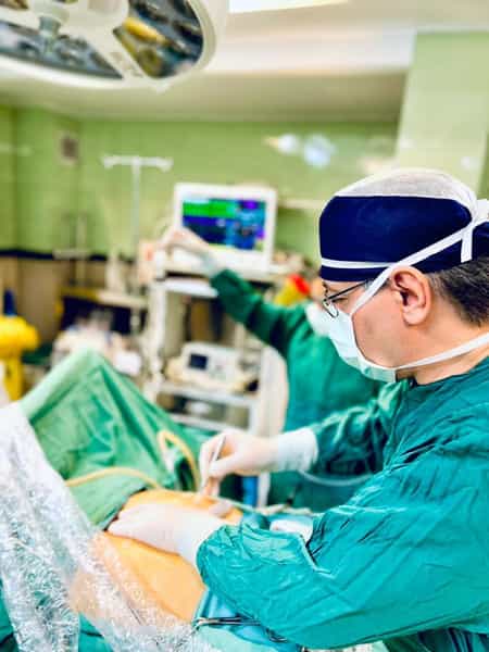 عکس دکتر داود نریمان زاده - اسلیو معده در کشاورز تهران