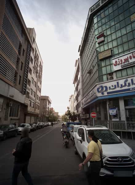 عکس دکتر مهین عقیقی در چهارصد دستگاه تهران