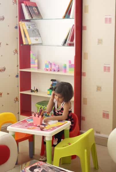 عکس دکتر احسان صادقی نژاد در جهان شهر کرج