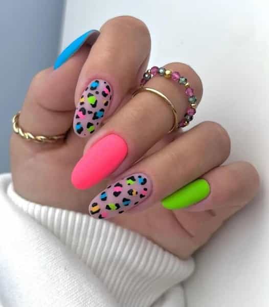 عکس خدمات ناخن لالا در سینما سعدی شیراز