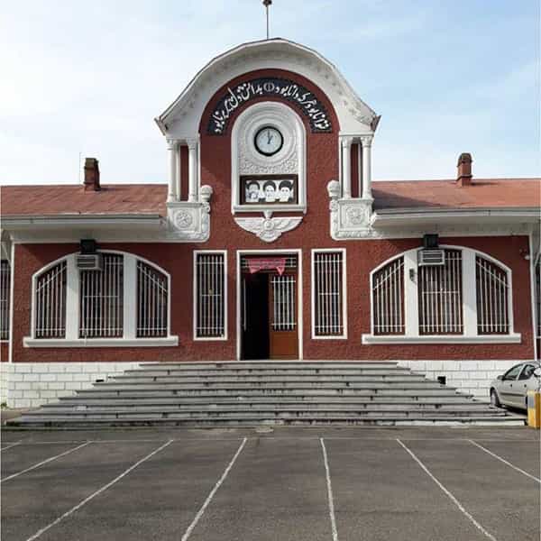 عکس دبیرستان ماندگار شهید دکتر بهشتی در خمیران زاهدان رشت