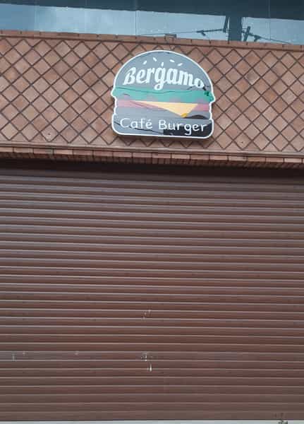 عکس کافه برگر برگامو در جهان شهر کرج