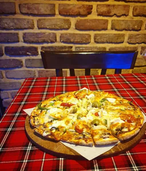 عکس پیتزا دهکده کوی نصر تهران