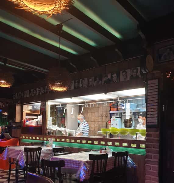 عکس پیتزا دهکده کوی نصر تهران