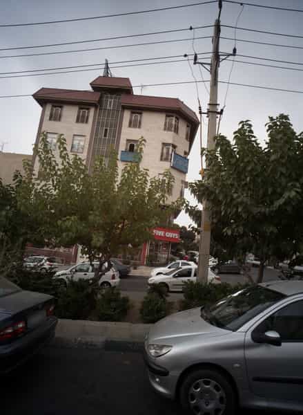 عکس فایو گایز (برگر و سیب زمینی) در آسمان تهران