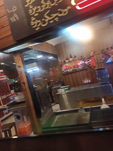 عکس فست‌فود همبرگر ذغالی در نقش جهان اصفهان