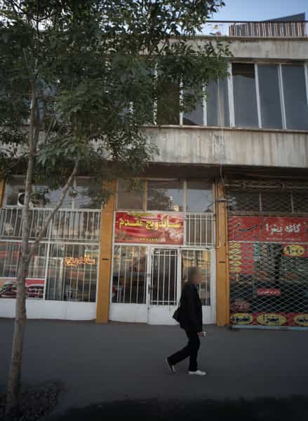 عکس ساندویچ مقدم در پایین خیابان مشهد