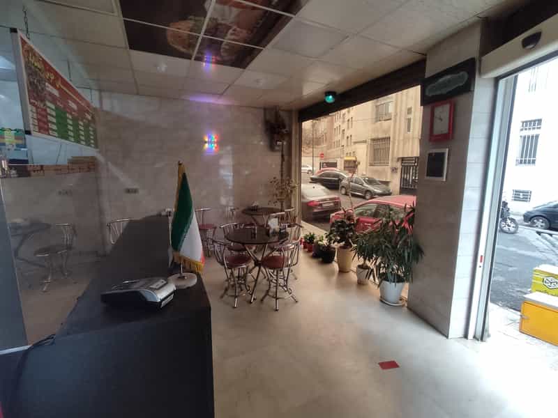 عکس پیتزا هانی در قزل قلعه تهران