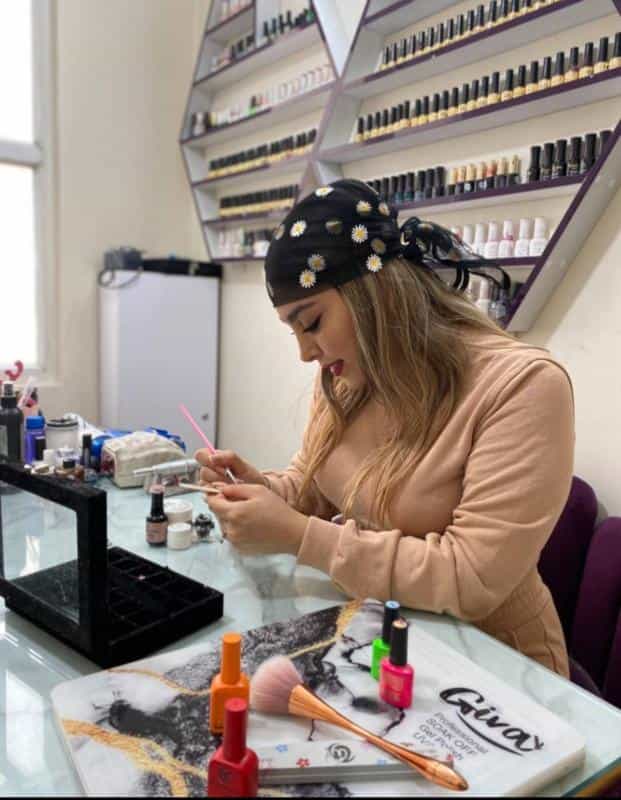 عکس ارائه دهنده ی خدمات ناخن کاشت پودر و ژل انواع کاشت