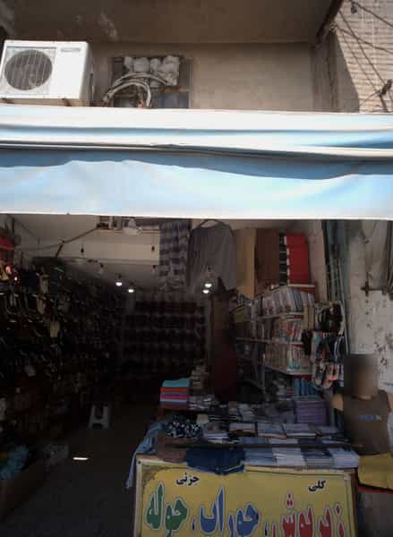 عکس فروشگاه پوشاک و کفش در پایین خیابان مشهد