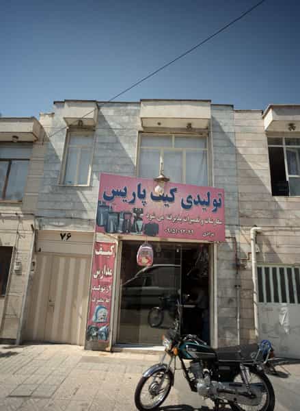 عکس تولیدی کیف پاریس در کارگران مشهد