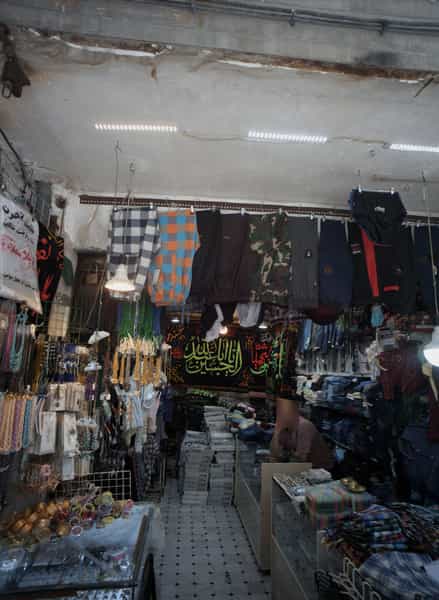 عکس فروشگاه پوشاک وسوغاتی در پایین خیابان مشهد