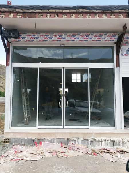 عکس شیشه ساختمانی بنائی در انقلاب مشهد