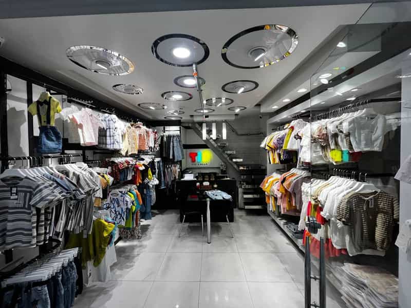 عکس تولید و پخش پوشاک کودک و نوجوان در انقلاب تهران