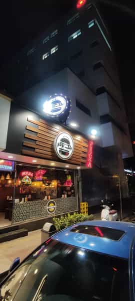 عکس فست فود بلک برگر در پاسداران تهران