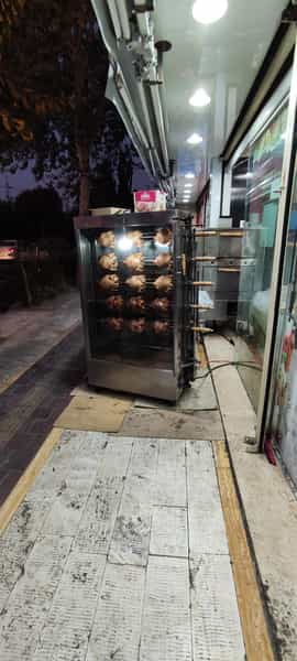 عکس پیتزا میلاد در صاحب الزمان تهران