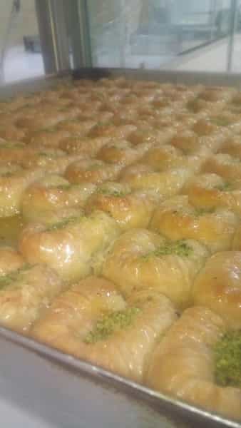 عکس شیرینی و باقلوای اقدمی در سرخاب تبریز