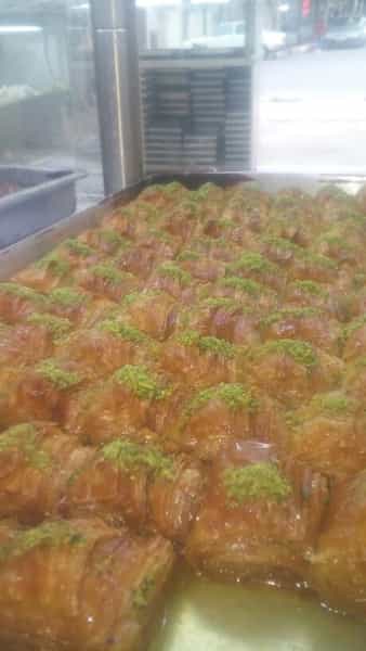 عکس شیرینی و باقلوای اقدمی در سرخاب تبریز