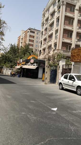 عکس برگر باس در باغ فیض تهران
