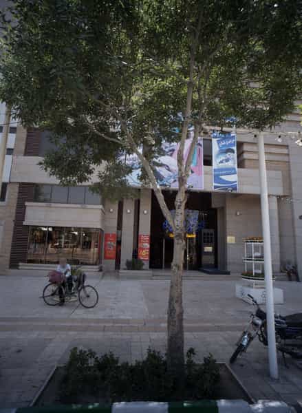 عکس فروشگاه پوشاک در پایین خیابان مشهد