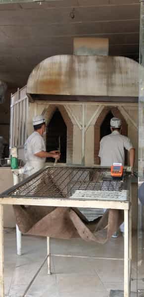 عکس نانوایی سنگک در باغ فیض بابل