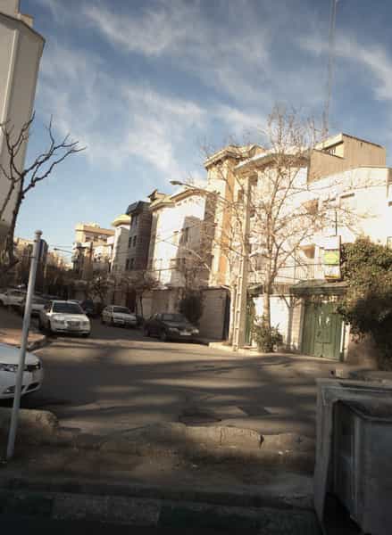 عکس دکتر حسین کریمی در دریا تهران