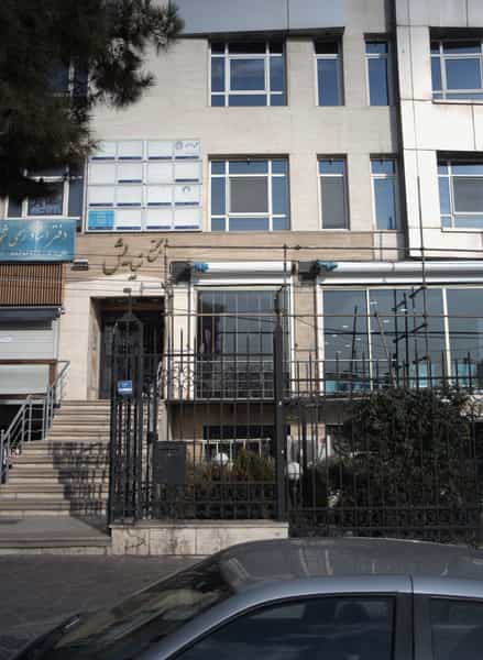 عکس دکتر فرامرز فرزاد در دریا تهران