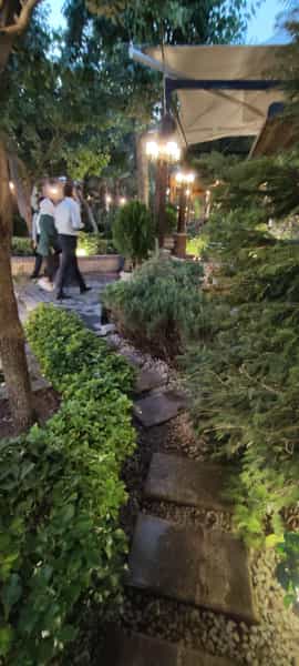 عکس باغ رستوران لرد در آسمان تهران