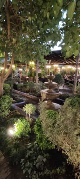 عکس باغ رستوران لرد در آسمان تهران