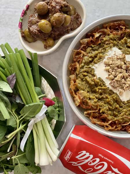 عکس تهیه غذا خاتون در ازگل تهران