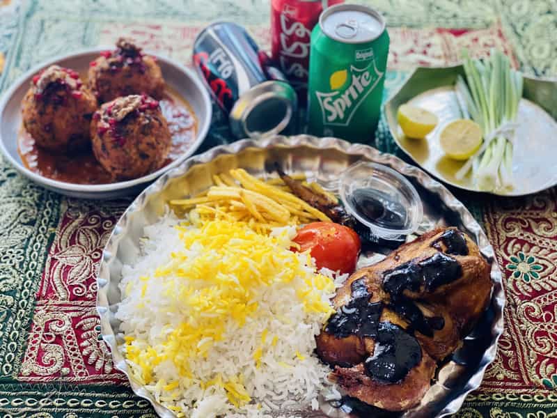 عکس تهیه غذا خاتون در ازگل تهران