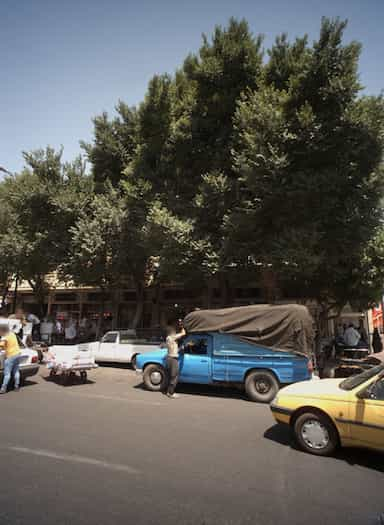 کبابی و حلیم خیام در بازار تهران