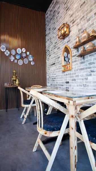 عکس ديزی سرای سَن بِن در انقلاب تهران