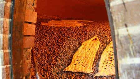 عکس نان سنگک رضوی اصفهان در قلعه طبره اصفهان