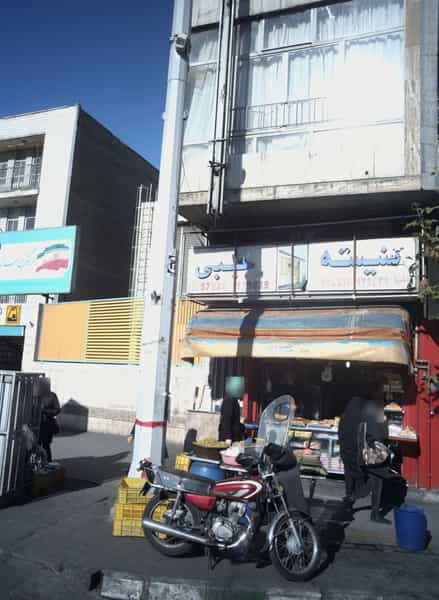 عکس فروشگاه نان و شیرینی در شادمهر تهران