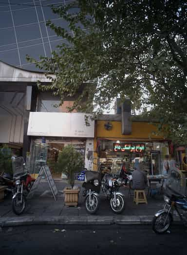 فروشگاه نان و شیرینی در شیخ هادی تهران