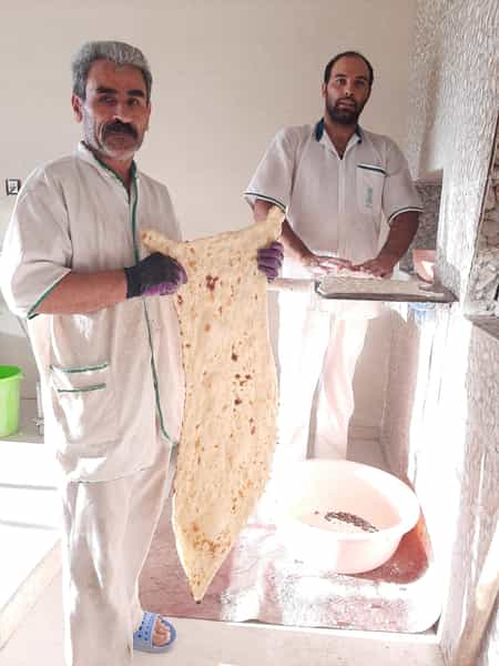 عکس سنگک پزی سنتی بابایی در پشت ناحیه ارومیه