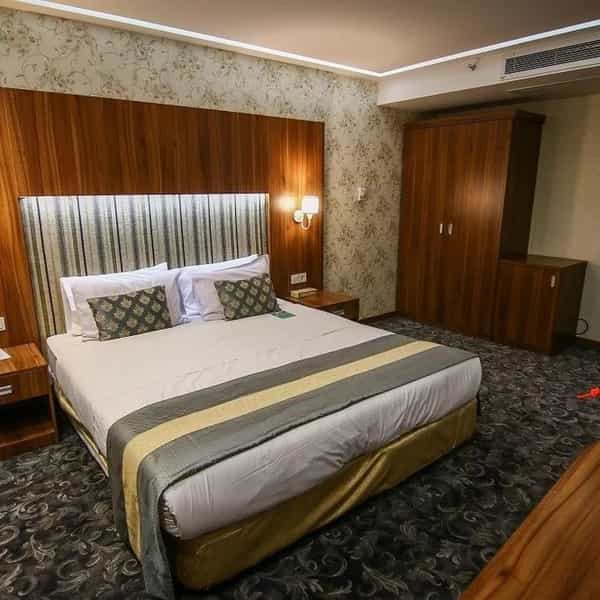 عکس هتل پارسیان همدان و رستوران پارسه در عباس آباد همدان