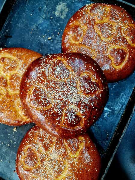 عکس نان و شیرینی هم نان در بوعلی سینا همدان