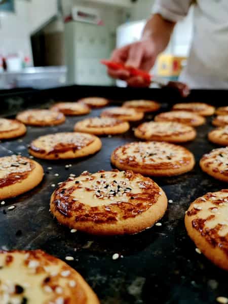 عکس نان و شیرینی هم نان در بوعلی سینا همدان