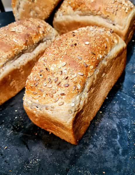 عکس نان و شیرینی هم نان در بوعلی سینا همدان