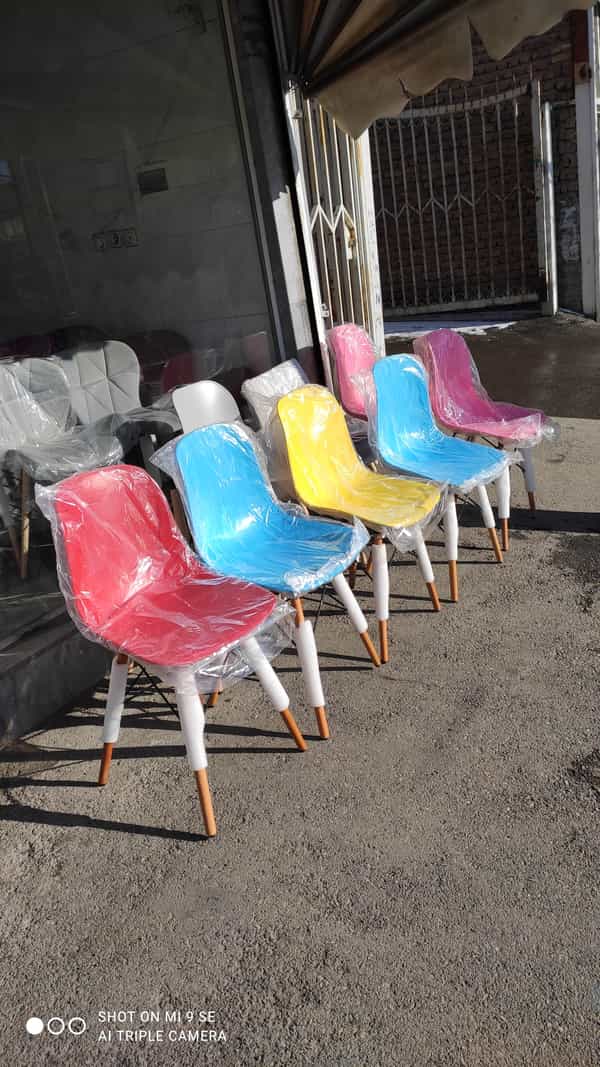 عکس میز و صندلی خوش نشین در سیابان تبریز