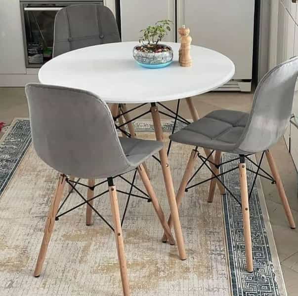 عکس میز و صندلی خوش نشین در سیابان تبریز