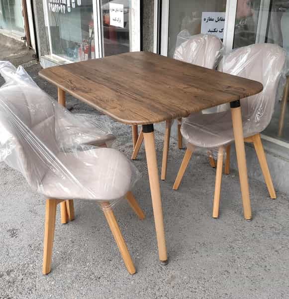 عکس میز و صندلی خوش نشین در سیابان تبریز