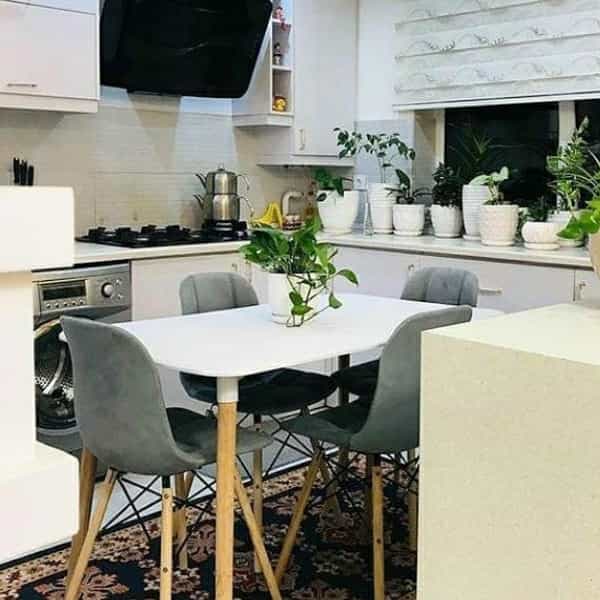 عکس میز و صندلی خوش نشین در سیابان تبریز